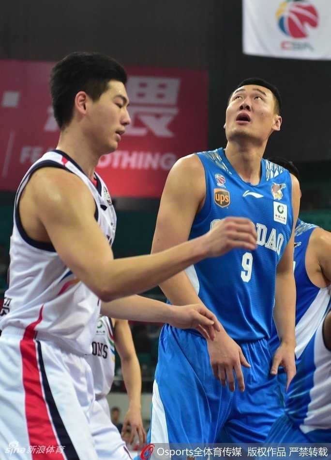 青岛队外援吉布森蝴蝶穿花般突破广州防线，面对补防高难度拉杆上篮，身体对抗后稳稳命中