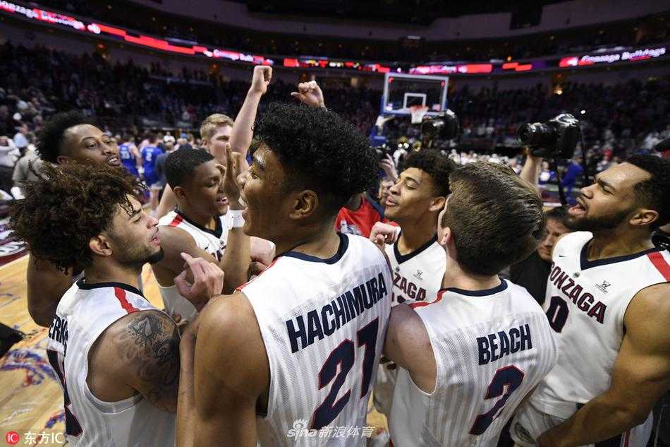 终场哨响，冈萨加的球员们高举双臂，庆祝胜利。紫色的夺冠纪念T恤和帽子成为球场的主色调，他们围在一起跳跃着，脸上的笑容比拉斯维加斯的聚光灯还要耀眼。这一刻，他们是西海岸无可争议的霸主。