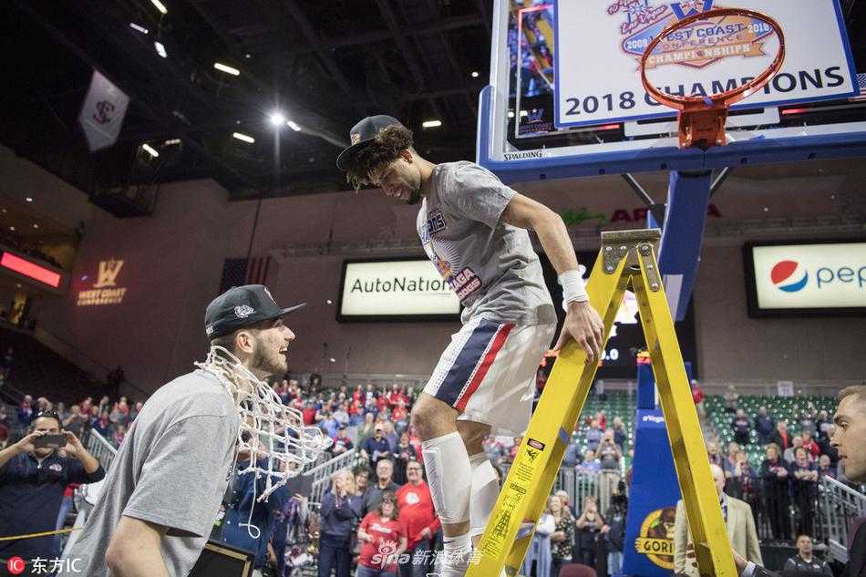 冈萨加球员扎克·诺维尔二世在快攻中完成一记势大力沉的单手劈扣。他像一道紫色的闪电划过球场，高高跃起时，身体几乎与篮筐平行，手中的篮球被他狠狠砸进篮筐，发出沉闷的巨响。这一扣，仿佛也将杨百翰大学的反扑希望彻底扣碎。