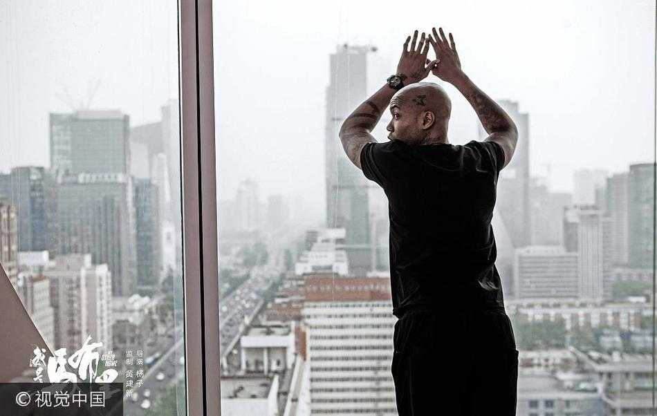 在电影《我是马布里》的片场，导演杨子正在为吴尊和马布里说戏，两人认真倾听，身后的篮球场记录着他们为角色付出的努力与汗水。