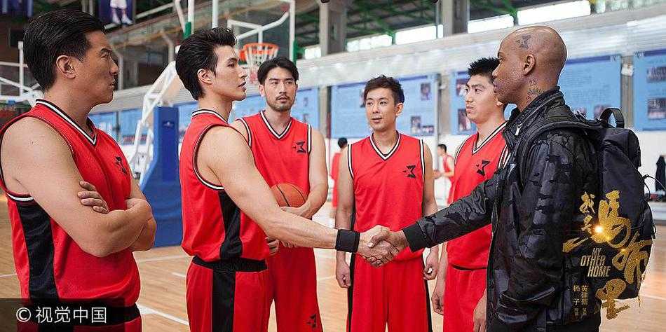 型男吴尊在街头球场展现精湛球技，指尖稳稳转动着篮球，脸上洋溢着自信的笑容，仿佛在用篮球语言与马布里进行一场无声的对话。