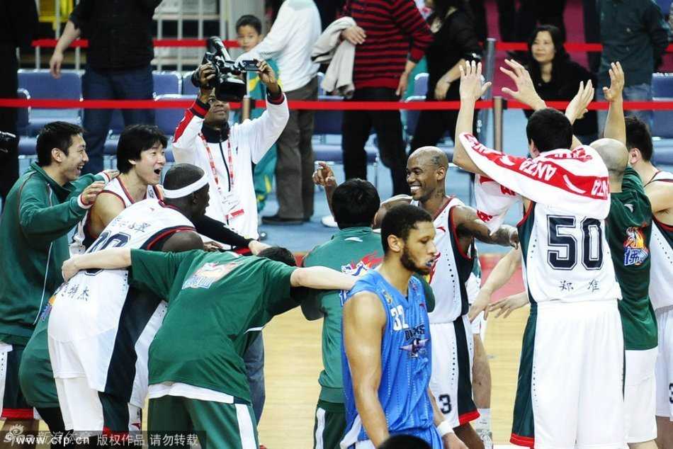 身披北京队战袍的马布里已成为真正的城市英雄，他振臂高呼，享受着主场球迷山呼海啸般的欢呼与膜拜