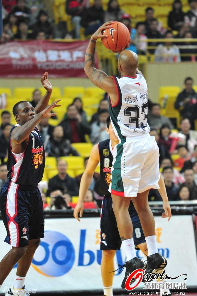 马布里做客新浪演播室担任解说嘉宾，他手持小浪吉祥物，面带轻松的微笑，展现其幽默风趣的一面