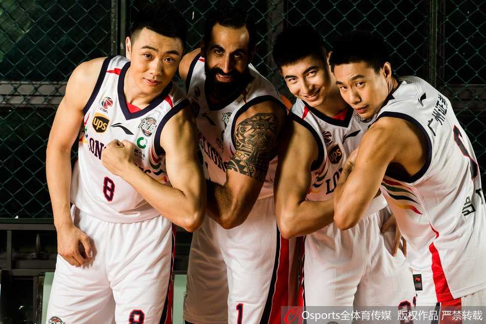 年轻的范子铭在内线卡位，肌肉线条分明，这位希望之星正蓄势待发，准备在职业生涯的第二个赛季掀起青春风暴。