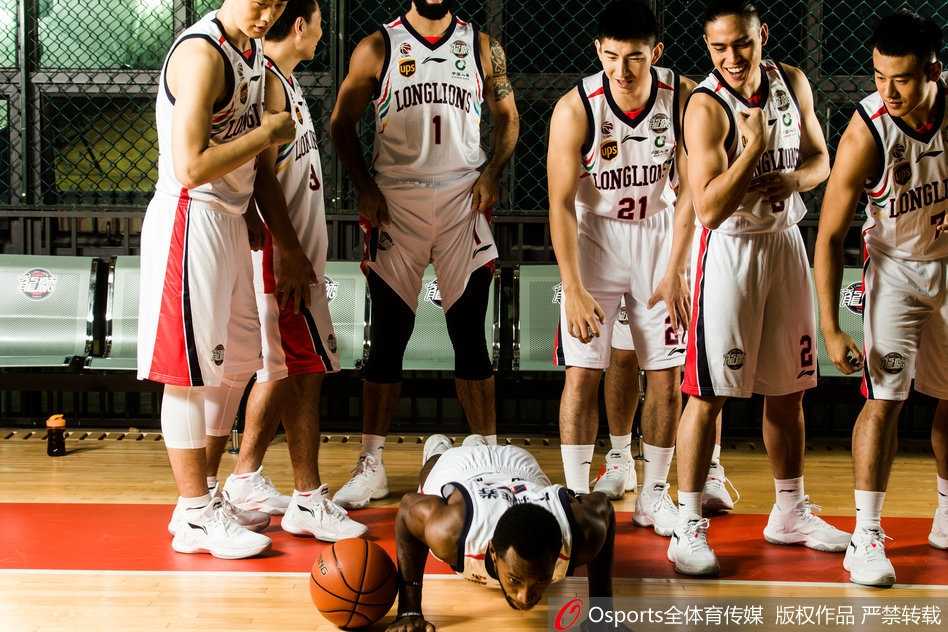 全体队员在球场中央集结，战袍鲜明，姿态昂扬，这张定格于2017年金秋的合影，见证了一支季后赛新军的诞生。