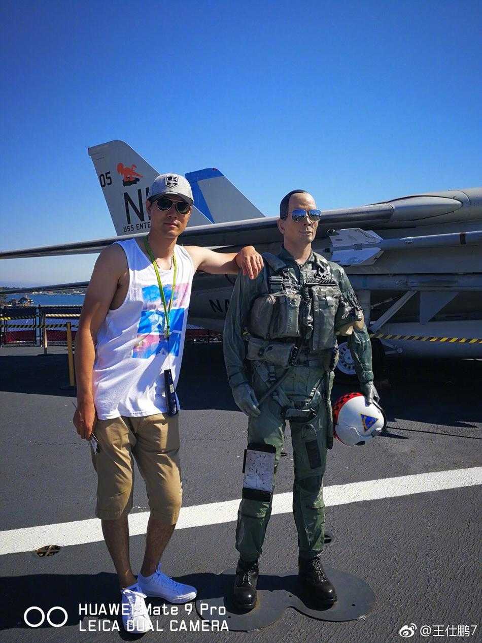 夕阳下的科罗纳多酒店闪烁着温暖的光芒，巨大的轮廓映衬在粉紫色的天空下，王仕鹏坐在沙滩上，身影被落日拉得很长，画面静谧而浪漫。