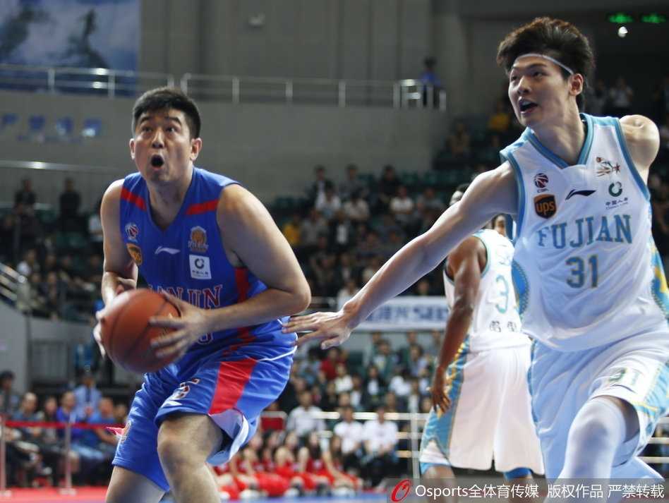 拉斯-史密斯面对防守球员，果断跳起出手三分，篮球在空中划过一道完美弧线。