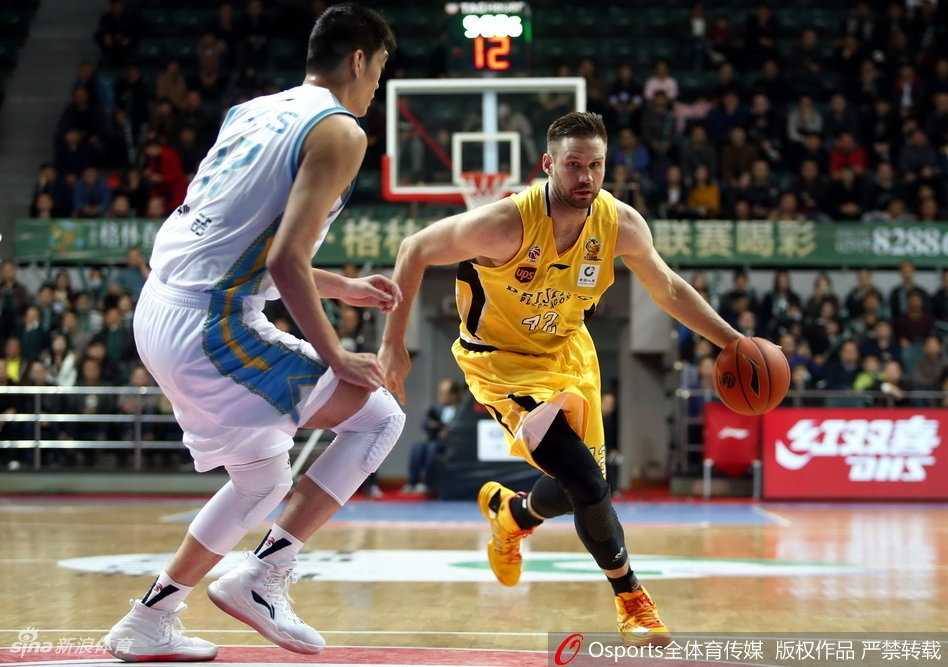 王哲林摘下篮板后迅速发动反击，一条龙运球至前场，高大的身影如同坦克般不可阻挡，奔袭全场。