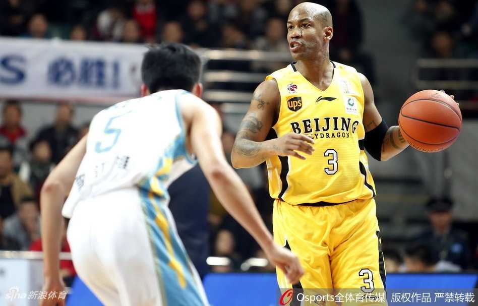 裁判哨响瞬间，双方球员如猎豹般扑向地板球，肌肉碰撞的张力仿佛要溢出屏幕，战火在指尖点燃。