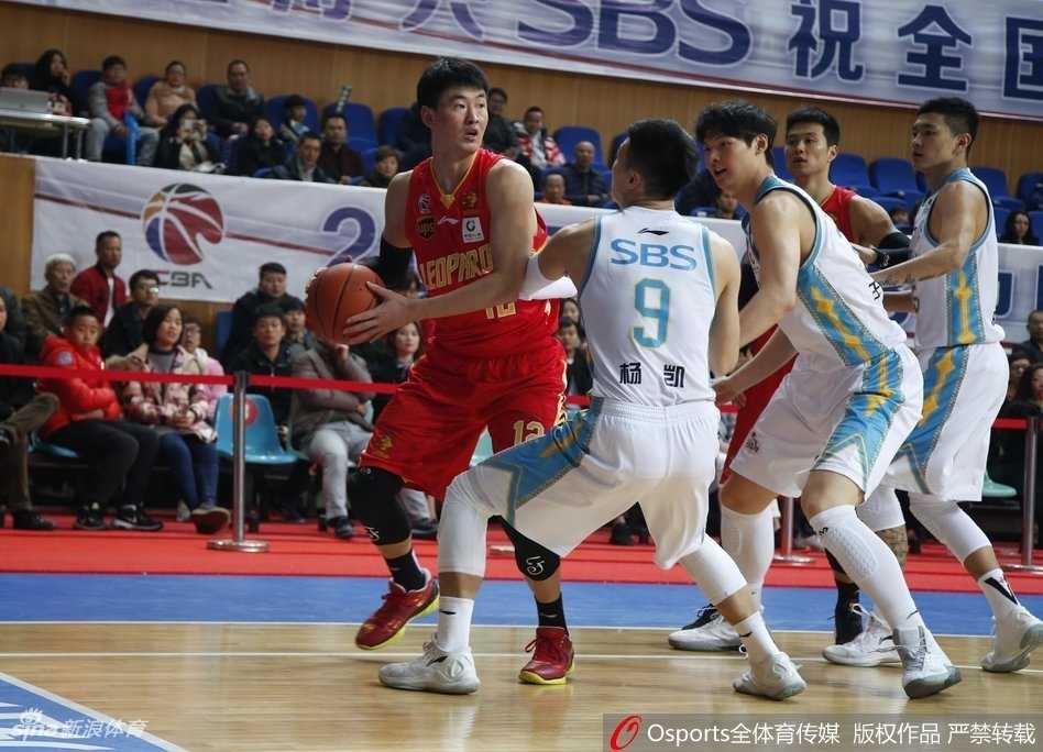 深圳队外援莱斯末节突施冷箭，他在三分线外一步运球急停，迎着扑防的防守者干拔出手，皮球空心入网，瞬间浇灭主队反扑气焰。