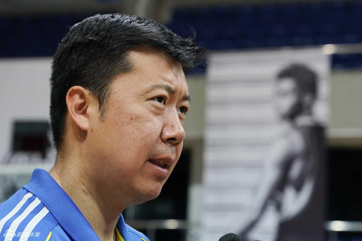 王治郅身着训练服亲自下场示范篮下脚步，动作舒展飘逸尽显梦幻步伐风采