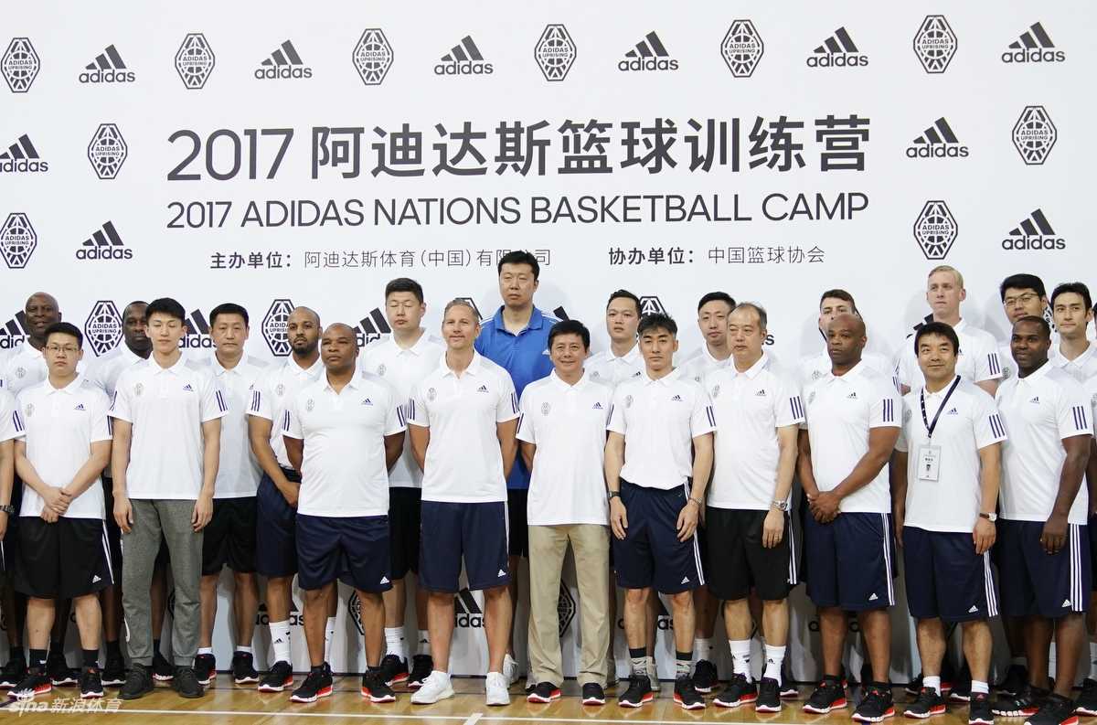 训练营全景图，巨大的球场内，身穿各色球衣的少年们正在奔跑，篮球梦想在此刻起航