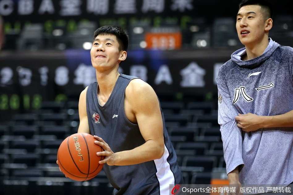 北区新锐队的年轻球员们围成一圈，聚精会神地聆听着王治郅的战术布置，脸上写满了对即将到来挑战的渴望与憧憬。