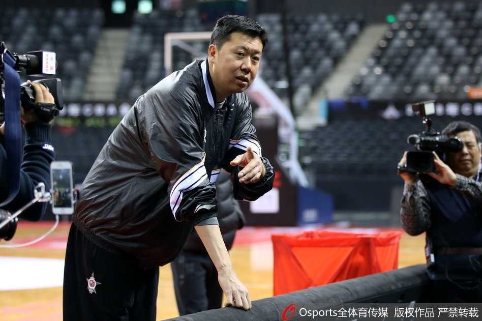 在一片蓝色训练服的球员中，阿不都沙拉木在三分线外接球跳投，动作舒展，眼神坚定，仿佛已经预见到了自己未来在更广阔舞台上的样子。