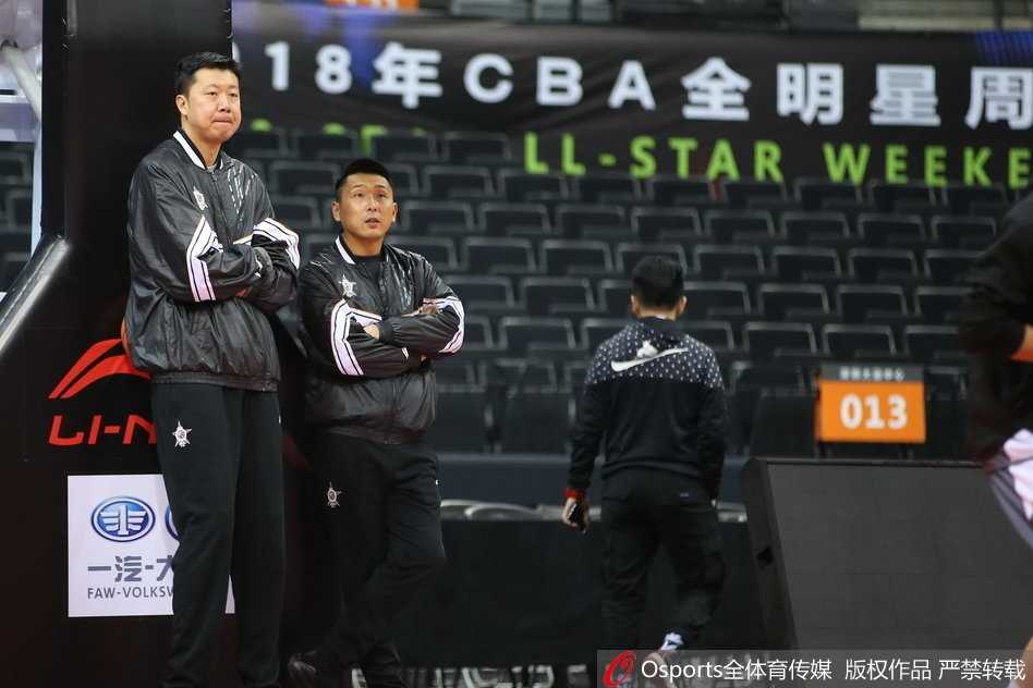 胡雪峰指导双手抱胸，目光如炬地注视着场上的对抗训练，他那标志性的抢断后灵巧双手，仿佛正在向弟子们无声地传授着南区后卫线的攻防秘诀。