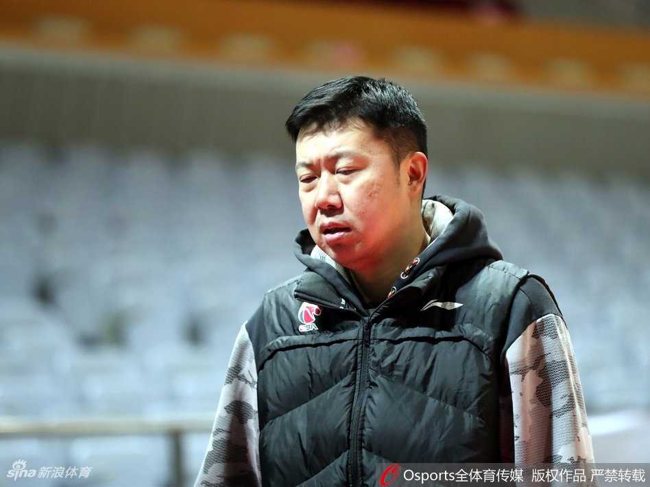 站在弟子们中间，大郅就像一座沉默的山。他用手比划着战术路线，那份淡定从容的气质，仿佛在告诉年轻球员，无论场上风云如何变幻，心中都要有应对之策。