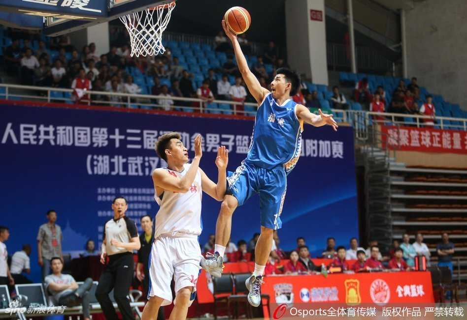 关键时刻，王哲林在禁区边缘接球，准备发起决定性的篮下进攻，整个球馆的空气仿佛都凝固了。