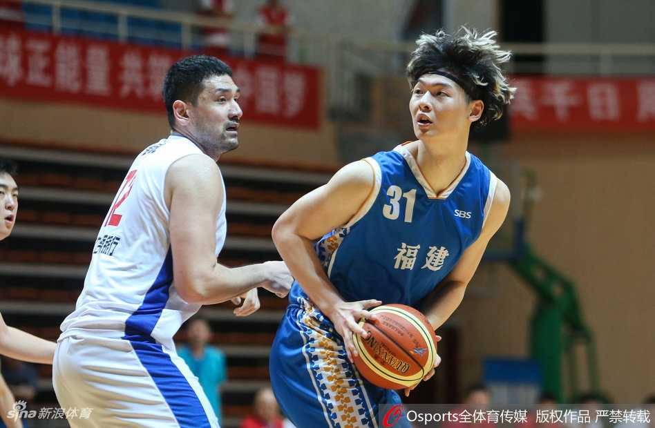 王哲林在完成一次势大力沉的双手暴扣后，稳稳落地，霸气侧漏，仿佛在向对手宣告这是他的地盘。