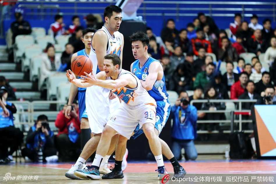 队长易立在关键时刻挺身而出，他带伤作战，在防守球员的干扰下依然坚定地出手投篮，球在空中划出一道美妙的弧线，全场屏息凝视，等待着奇迹的发生。