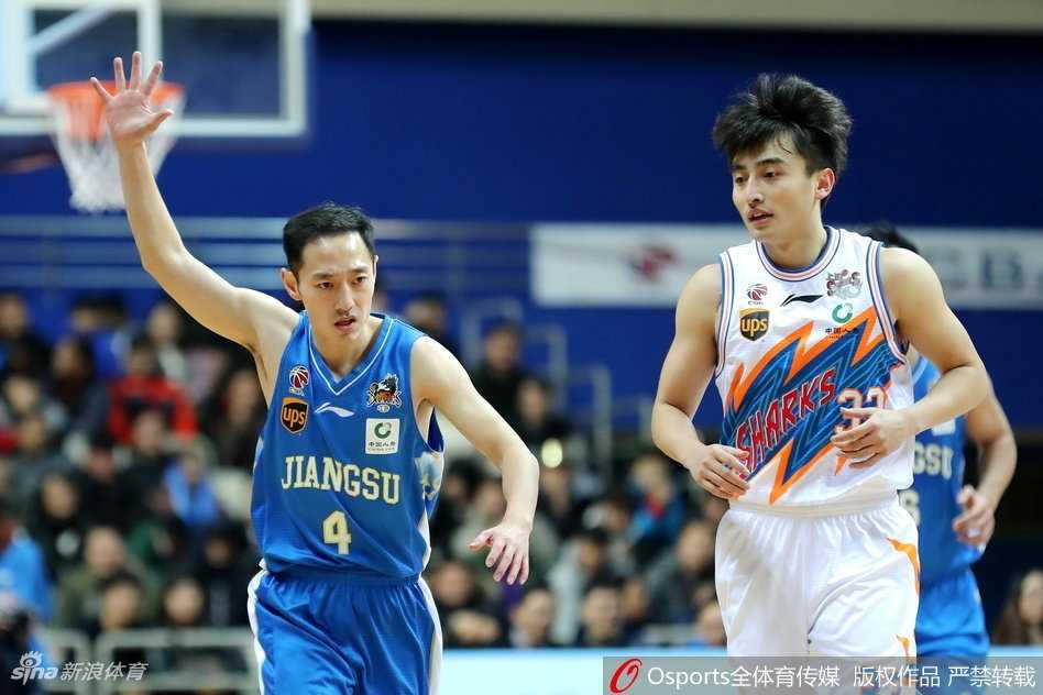 面对上海队的严密防守，江苏肯帝亚队的外援马尚·布鲁克斯毫无惧色，他灵活地运球变向，晃开防守球员后，跳起投篮，眼神中充满了对胜利的渴望。