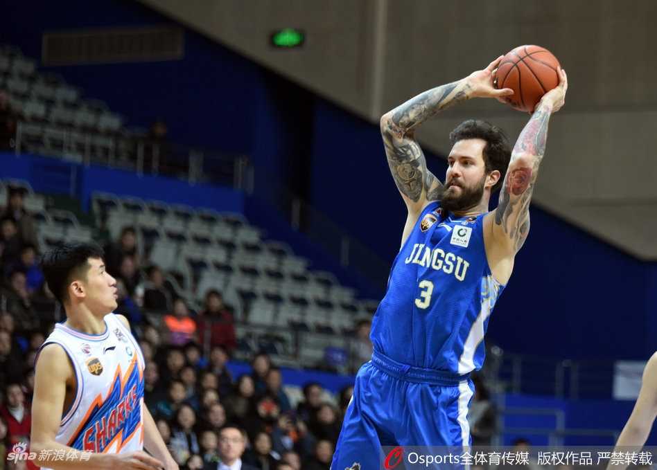 比赛结束，江苏肯帝亚队的球员们围成一圈，互相击掌鼓励，庆祝这场来之不易的胜利，背景中闪烁的灯光与球员们眼中的光芒交相辉映，照亮了重返季后赛的道路。