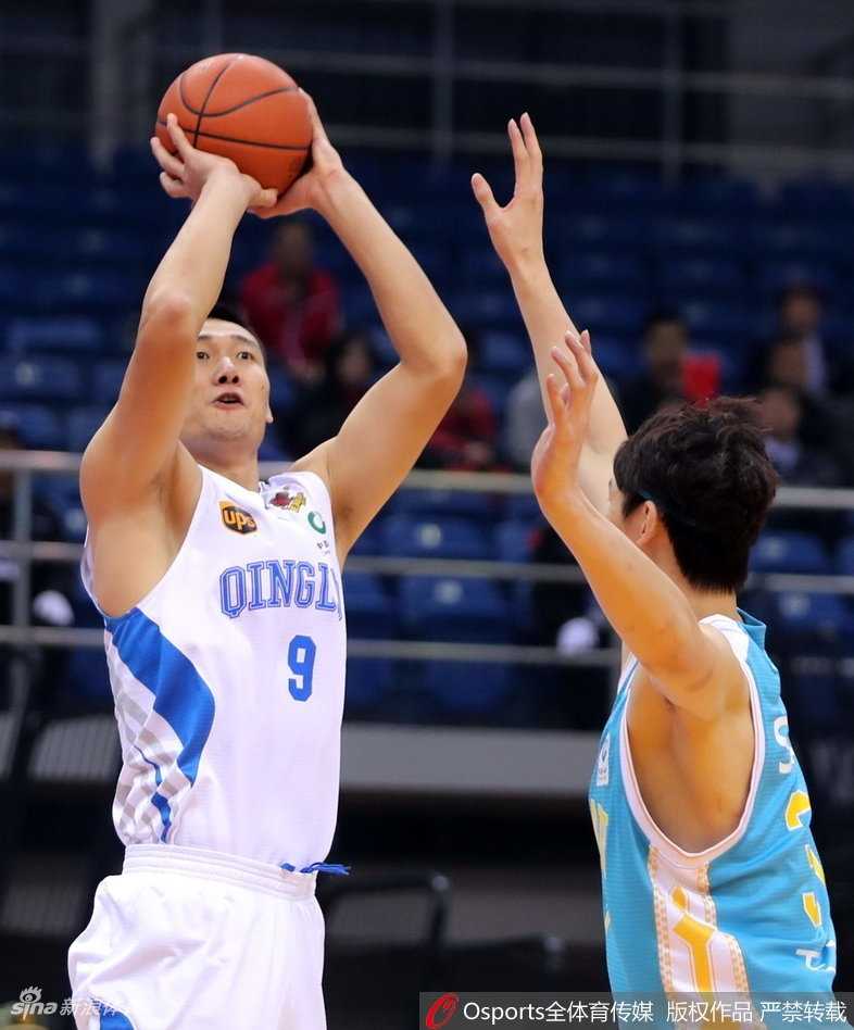 福建队神射手赵泰隆在三分线外觅得良机，他高高跃起，出手如闪电，篮球在空中高速旋转，精准地飞向球门，点燃了替补席的激情。