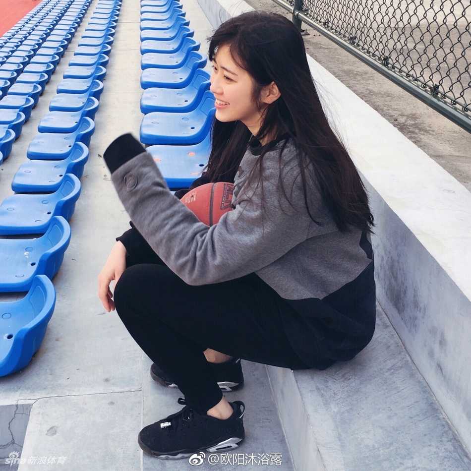 生活中的欧阳沐，坐在摆满了烘焙甜点的桌前，手里拿着裱花袋，脸上带着恬静的微笑，展现出她作为烘焙坊主理人的另一面。