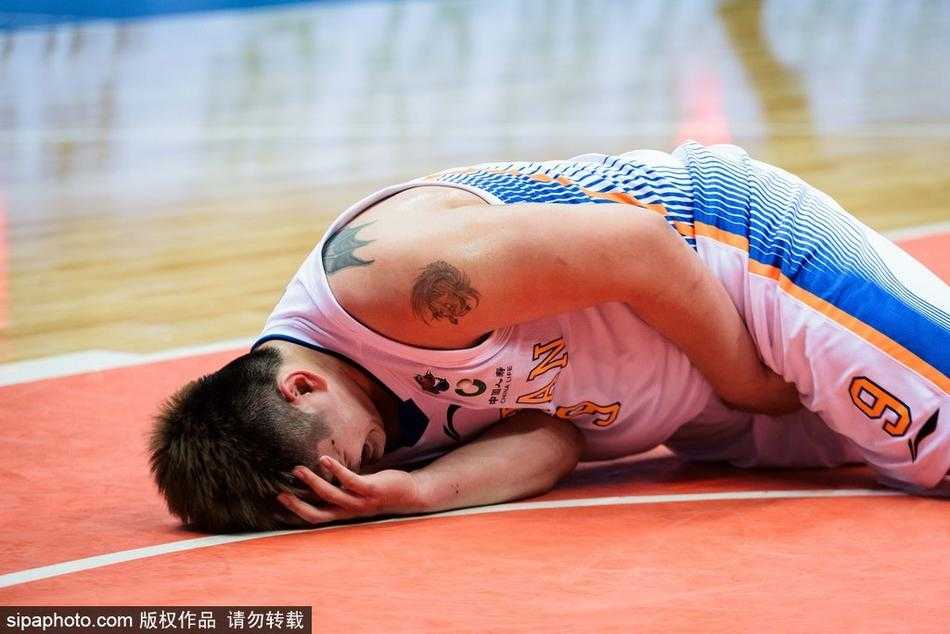 倒地后的徐煜峰双手紧紧捂住腹部，身体蜷缩成一团，巨大的疼痛让他面部肌肉紧绷，眉头紧锁。