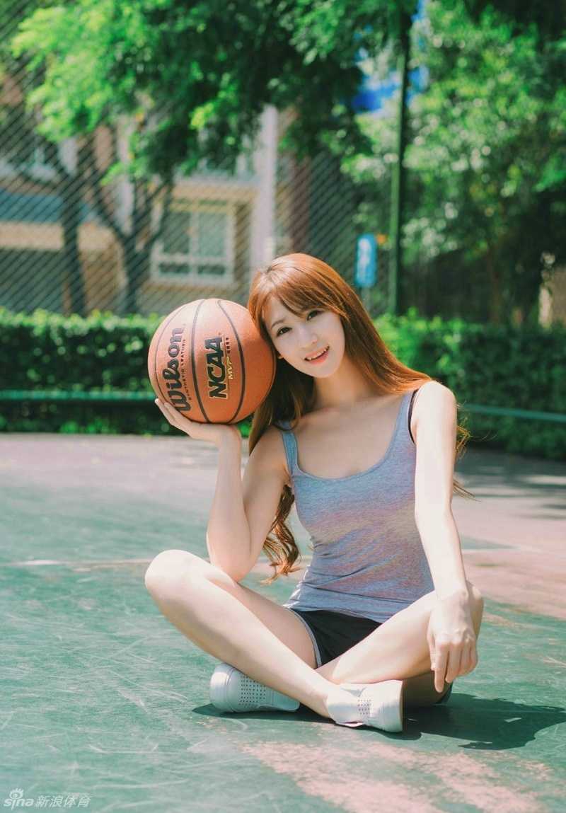 上衣被汗水或矿泉水打湿，勾勒出迷人线条，美女球迷回眸一笑，眼神中透出俏皮与灵动