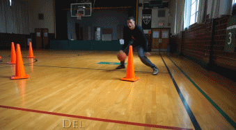 球员在高速带球中突然急停，用脚内侧轻轻一扣，皮球听话地改变方向，如同被无形的丝线牵引，灵巧地绕过面前的标志物。