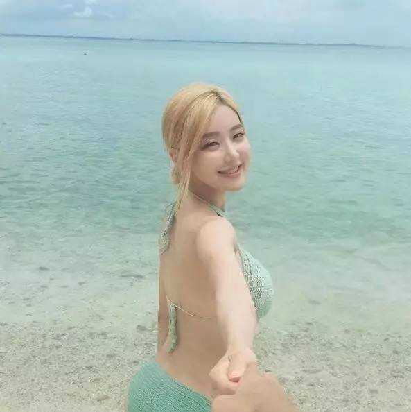 黄素熙蹲在地上展示她收藏的球鞋，身边堆满了未拆封的Nike和AJ鞋盒，球鞋数量堪比专业鞋店