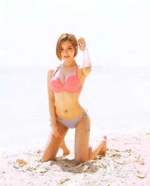 DJ SODA身穿白色深V连体泳装在海边度假，展现完美火辣身材，同时不忘搭配个性配饰