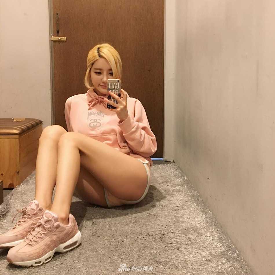 DJ Soda在街头自信漫步，那双被粉丝津津乐道的修长美腿在阳光下白得发光，脚下的稀有Air Jordan鞋款仿佛也沾染了她的活力，成为街头最靓丽的风景线。