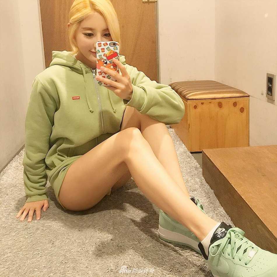 即使是背影，Soda的时尚感也丝毫未减。她秀出精致的腿部线条，脚下的Jordan球鞋鞋底鲜红欲滴，仿佛在诉说着迈克尔·乔丹在赛场上的热血传奇，而她正是这种传奇精神的现代演绎者。