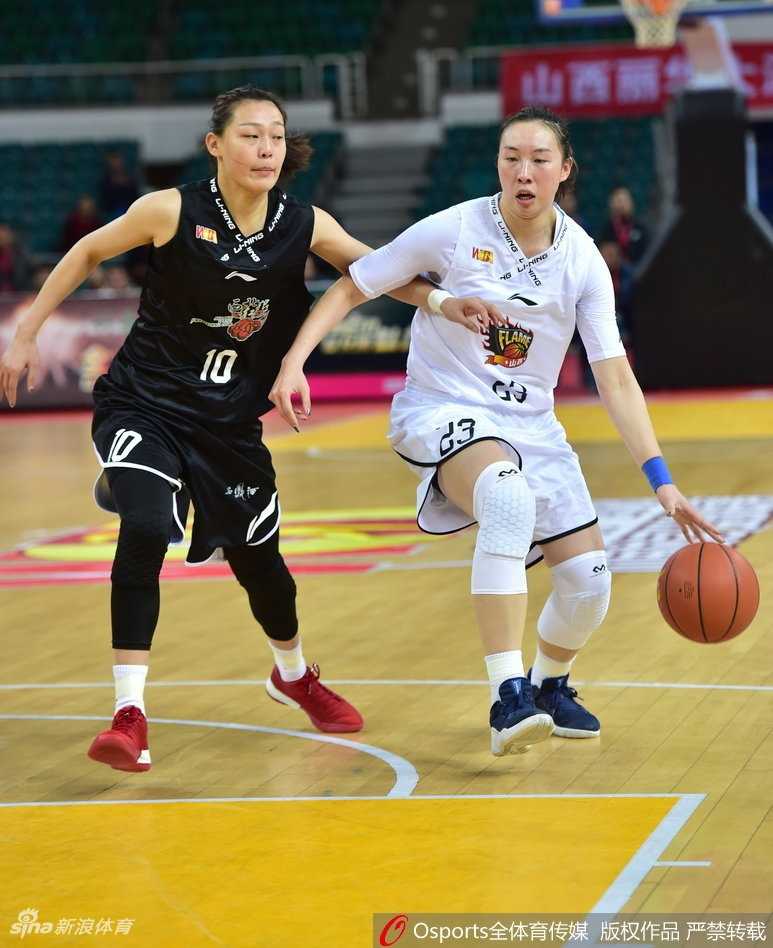 山西外援琼斯在陕西队内线高高跃起，宛如铁塔一般摘下篮板，奠定了球队的胜利基石。