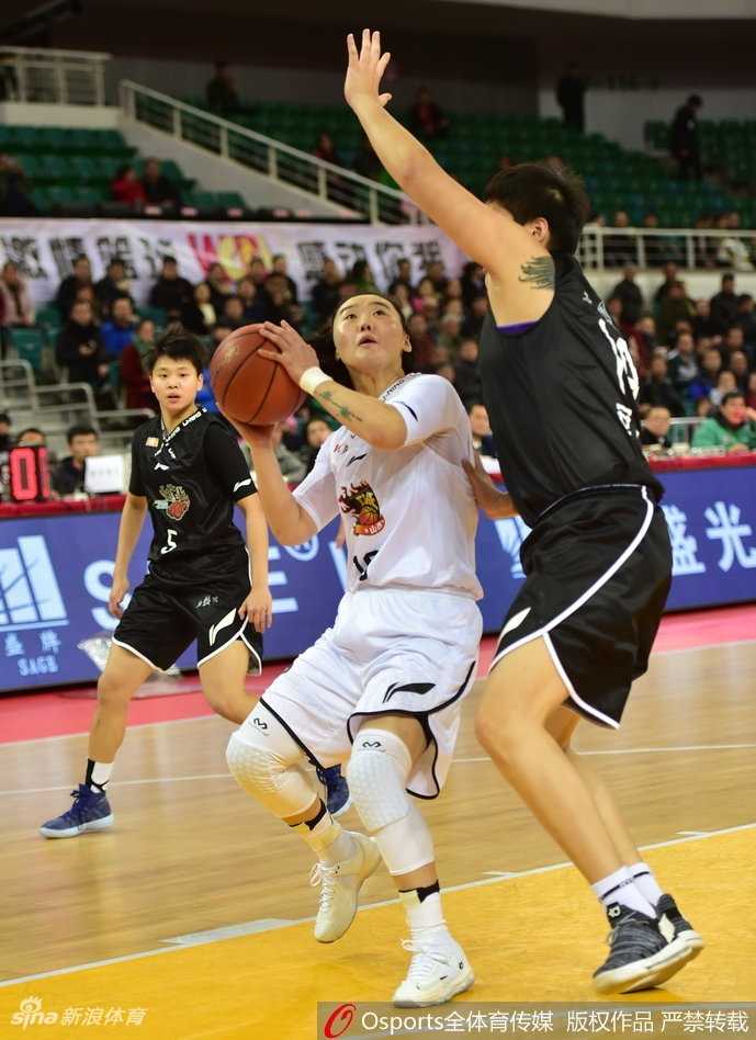 山西后场发动机武桐桐手感火热，三分线外果断出手，篮球划出完美弧线直钻网心。