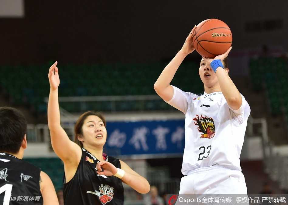 陕西队外援塔克在山西队多人围堵下强行上篮，尽管拼尽全力，却难阻球队内线失守。