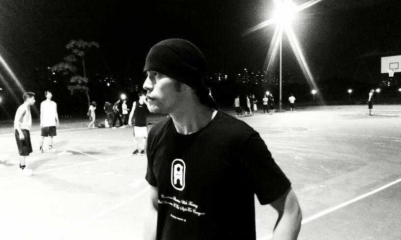 场边的周杰伦和好友们一起观战，他笑得像个孩子，露出大白牙，这一刻的快乐如此简单纯粹，无关胜负，只因篮球。