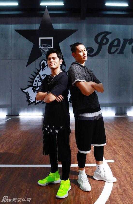 烈日当空，周杰伦在户外球场上持球进攻，汗水顺着脸颊滑落，浸湿了球衣，但这正是篮球场上最富有生命力的画面。