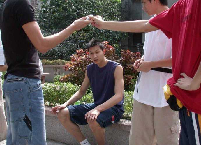 易建联身穿红色国家队队服，在赛场上表情专注而坚毅，此时的他已经褪去了高考时的青涩，成为了中国男篮当之无愧的核心与领袖。