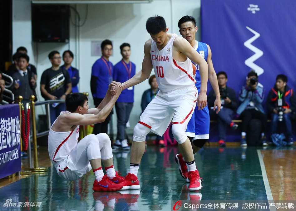 队长周鹏在三分线外果断出手，皮球在空中划过一道完美的彩虹弧线，应声入网，他用精准的远投为中国队的得分账户增添分数。