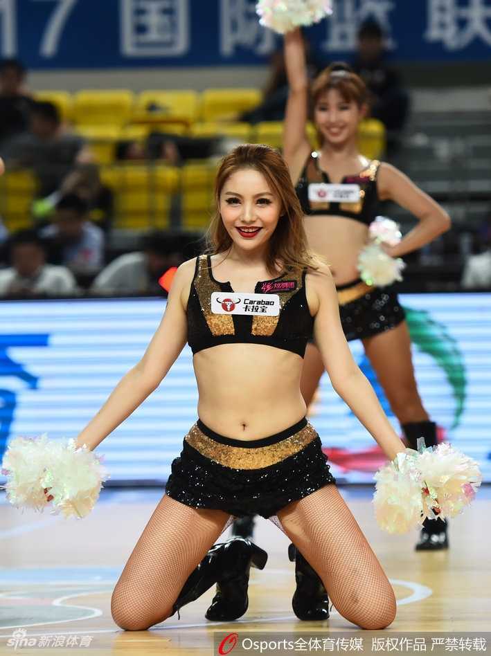 手持闪耀啦啦球的队员在灯光下尽情热舞，灿烂笑容洋溢着自信与青春活力