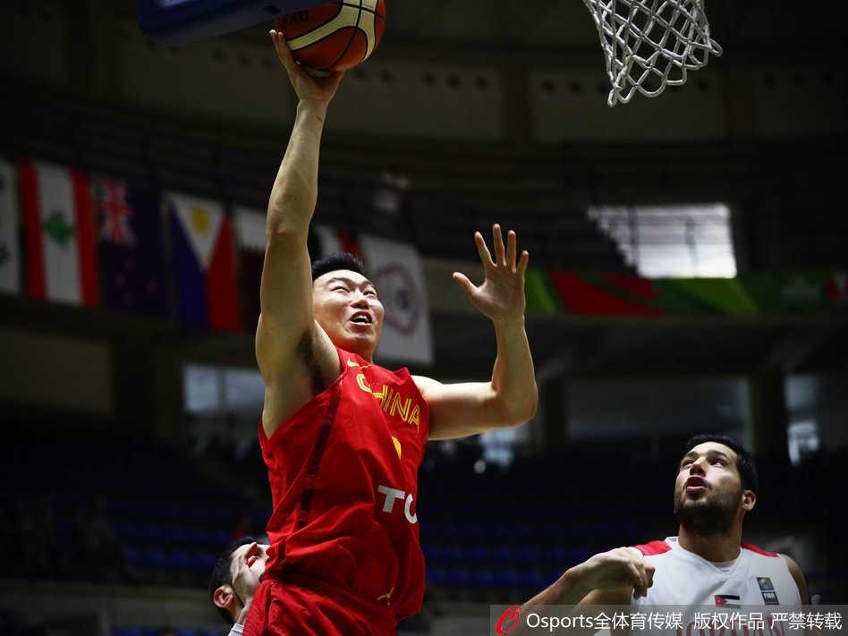李根在防守缝隙中强硬起身，篮球空心入网，他紧握拳头，怒吼着宣泄心中的激情，仿佛在宣告内线的霸主地位。