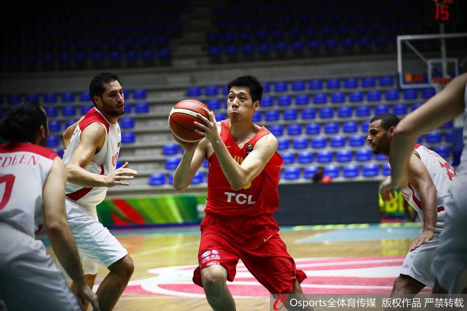 曾令旭急停跳投，身体在空中完全舒展，手腕轻柔一抖，篮球越过防守者的指尖，精准地飞向篮筐。