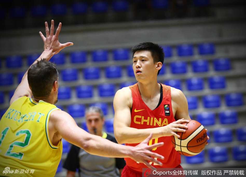 郭艾伦极速变向突破，试图撕开澳大利亚的防线，他脚下的球鞋与地板摩擦出尖锐的声响，透露着不甘。