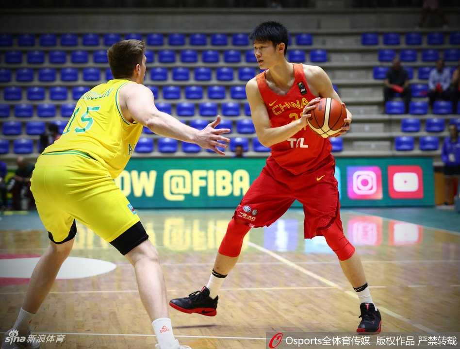 队长周鹏持球观察，面对身高臂长的澳洲防守人，他试图通过节奏变化寻找那一丝出手的空间。