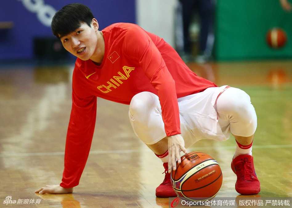 易建联在训练中目光如炬，高高跃起稳稳出手，篮球在空中划出完美弧线直坠篮网。