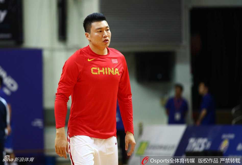 吴前在三分线外一步远距离发炮，出手点极高，防守球员望尘莫及，篮球如制导导弹般精准穿透篮网。