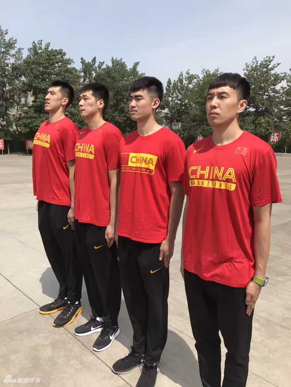 队列训练中，素以帅气著称的刘晓宇在烈日下更显英气逼人。他眼神坚定地注视着前方，棱角分明的脸庞上挂满了汗珠，仿佛从热血漫画中走出的主角，那种由内而外散发的坚毅气质，引得场边的工作人员都忍不住多看几眼。