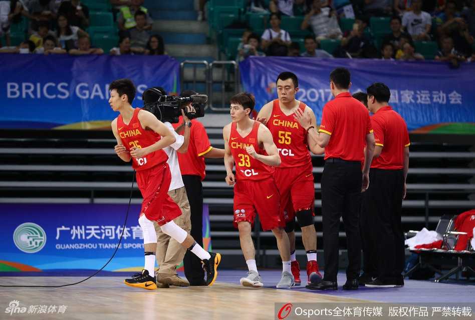 于德豪全神贯注地掌控着进攻节奏，他压低身体观察队友跑位，眼神中透着与年龄不符的沉稳与果决。